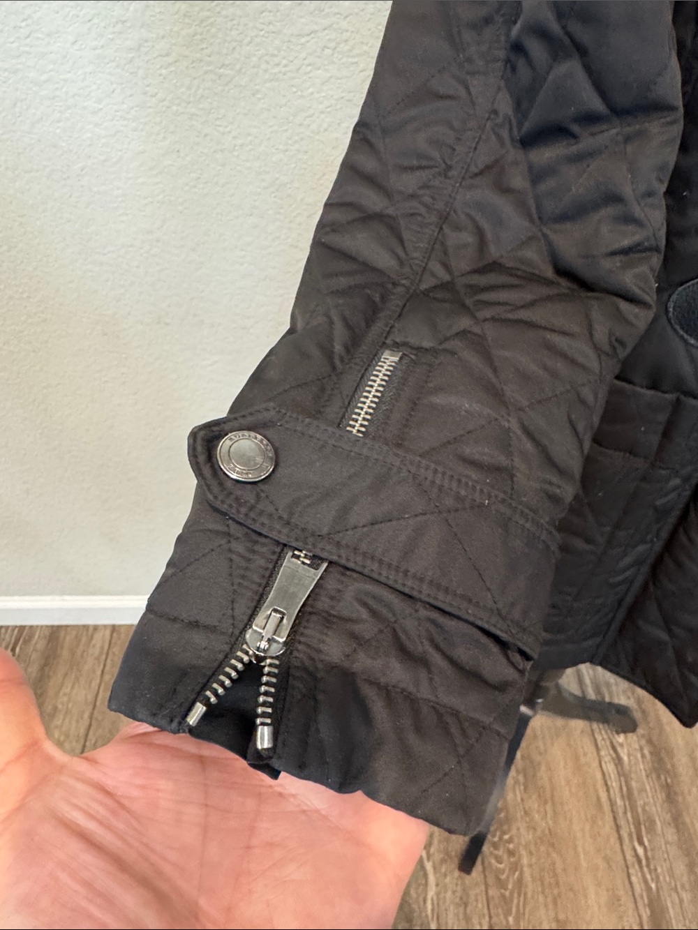 Burberry Black Quilted Jacket with Beige Nova Check Lining - Picture 8 of 12